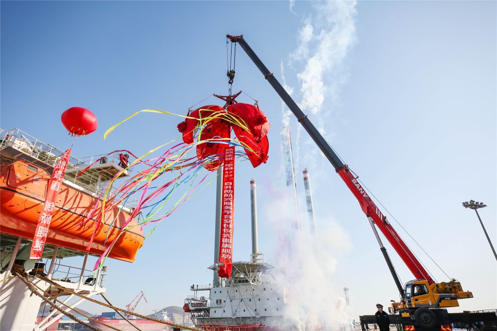 渤船重工建造的華科1號(hào)、2號(hào)自升助航式作業(yè)平臺(tái)命名交工