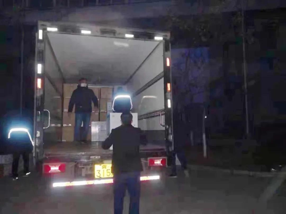 這樣深夜連續(xù)作業(yè)，已堅持了多日