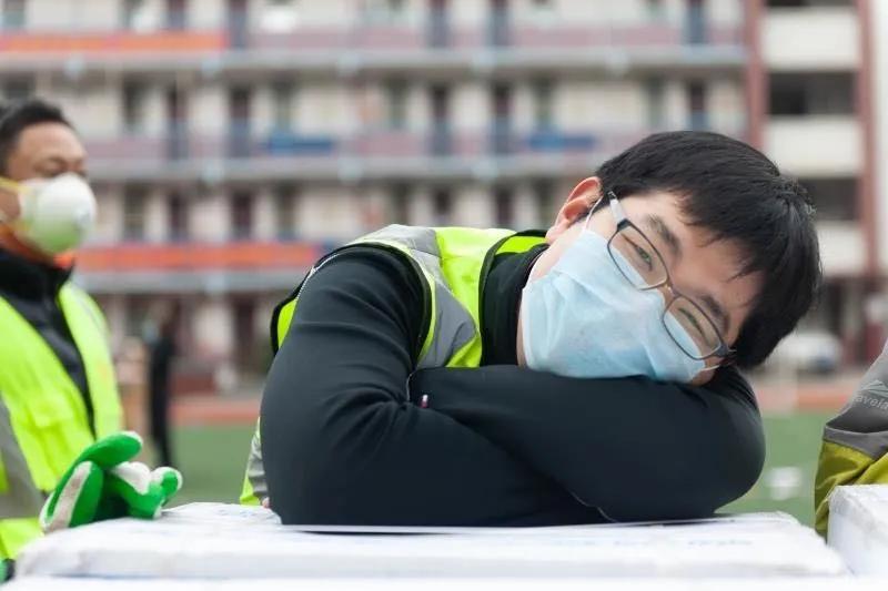 志愿者賈威：“累了，趴下歇會(huì)兒”
